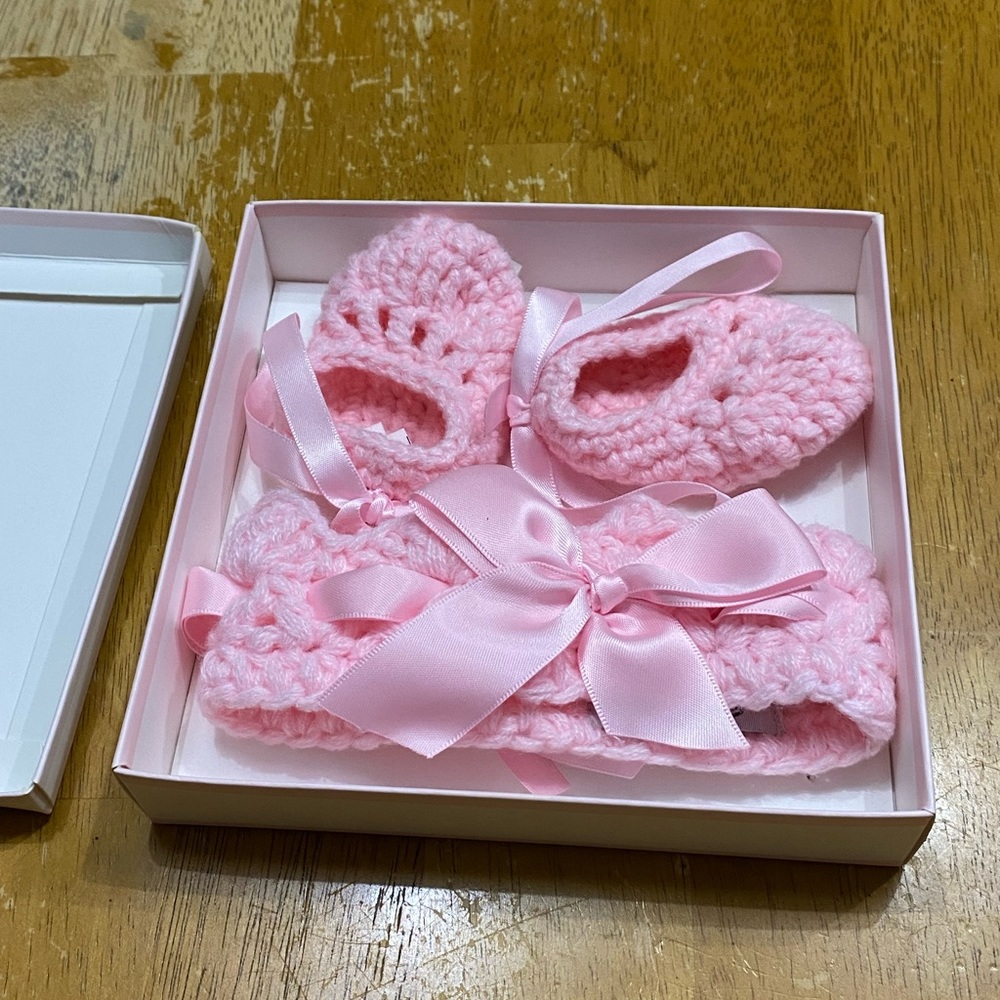 NIB Mud Pie Knitted Pink Booties and Headband